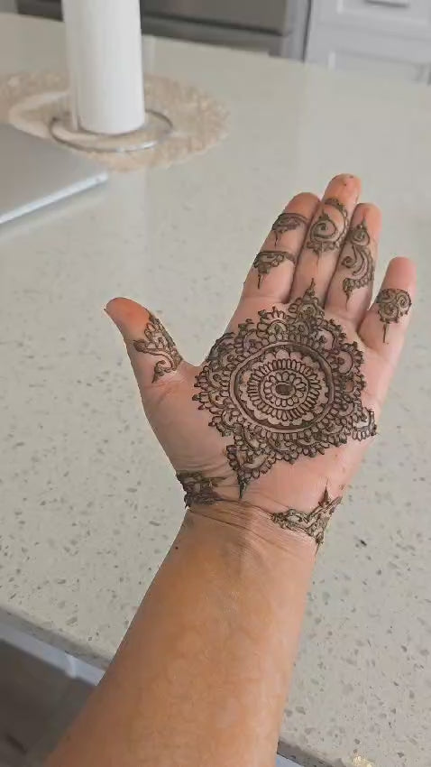 Circular Henna Tattoo - Timeless Elegance at Your Fingertips